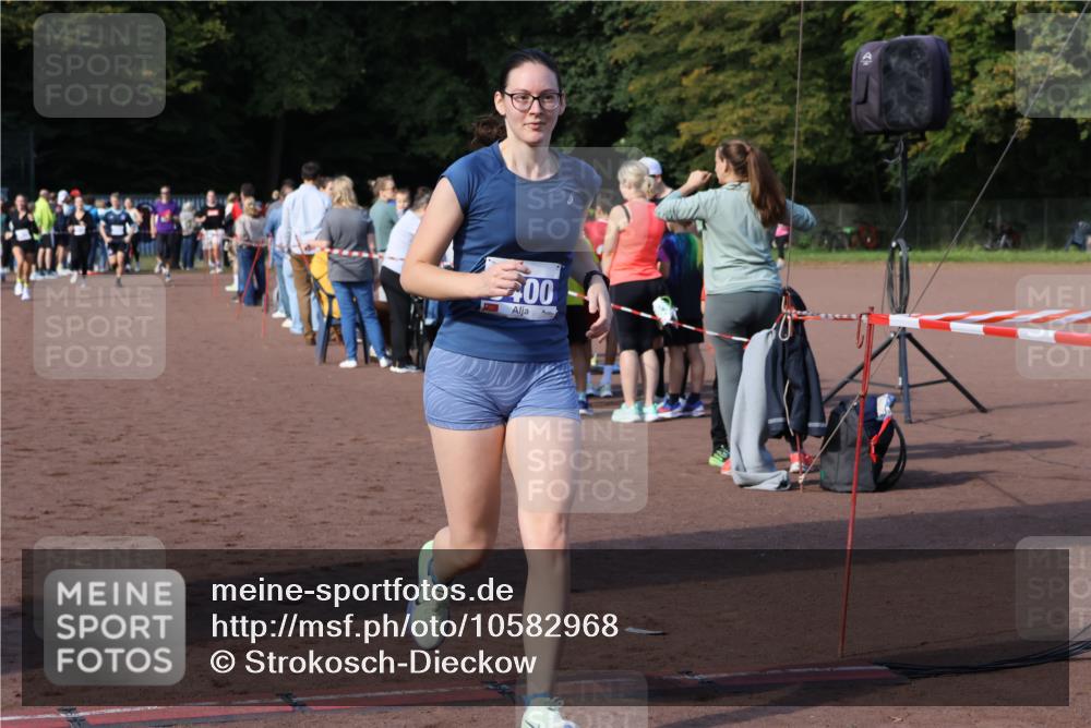27.09.2026 - 35. Volkslauf durch das schöne Alstertal Strokosch-Dieckow http://msf.ph/oto/10582968 27.09.2026 11:31:36 Ziel 1424, 3245, 3400 meine-sportfotos.de