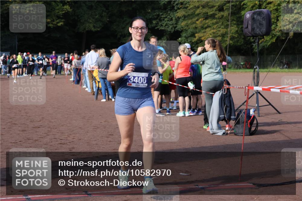 27.09.2026 - 35. Volkslauf durch das schöne Alstertal Strokosch-Dieckow http://msf.ph/oto/10582970 27.09.2026 11:31:36 Ziel 1424, 3245, 3400 meine-sportfotos.de