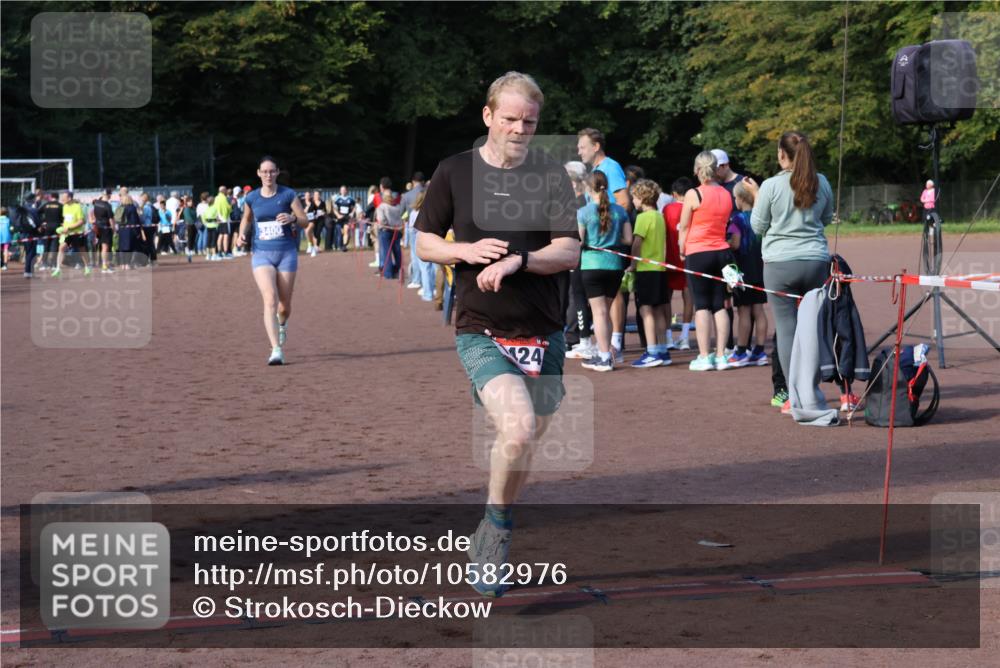 27.09.2026 - 35. Volkslauf durch das schöne Alstertal Strokosch-Dieckow http://msf.ph/oto/10582976 27.09.2026 11:31:32 Ziel 1424, 3245, 3400 meine-sportfotos.de