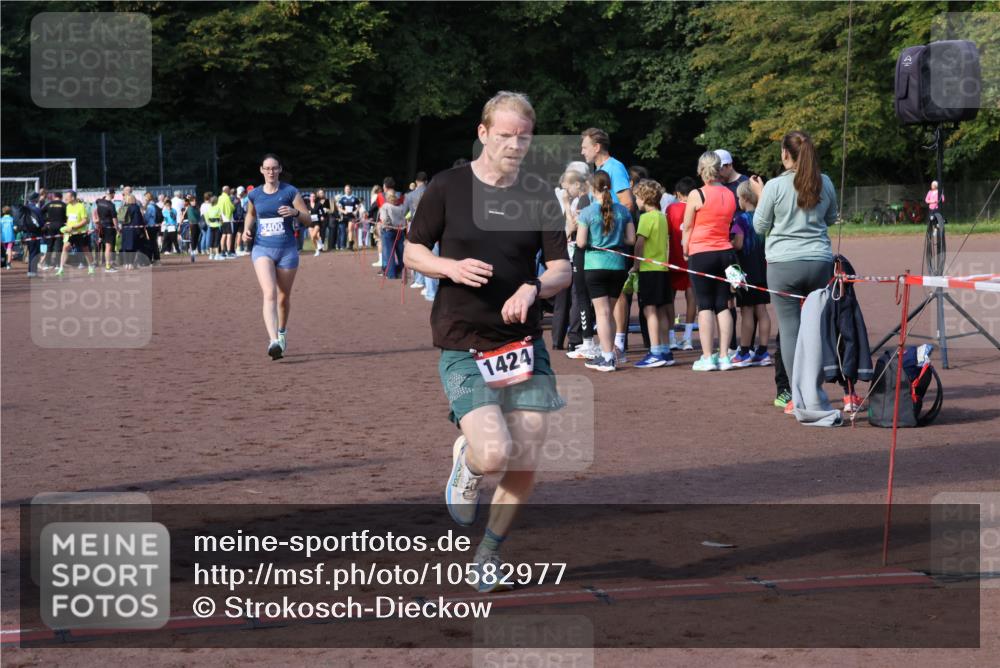 27.09.2026 - 35. Volkslauf durch das schöne Alstertal Strokosch-Dieckow http://msf.ph/oto/10582977 27.09.2026 11:31:32 Ziel 1424, 3245, 3400 meine-sportfotos.de