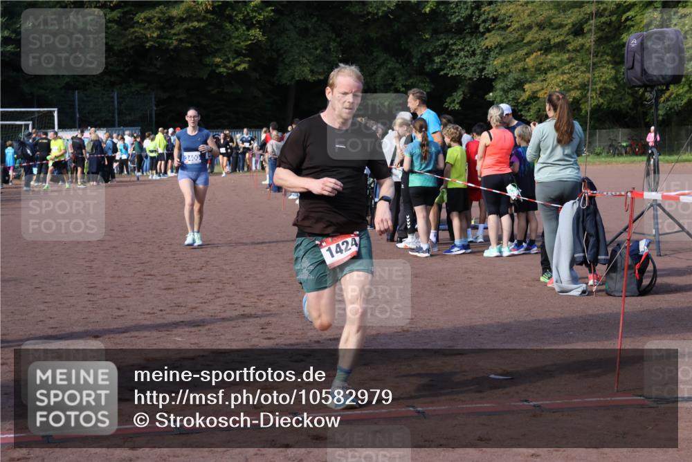 27.09.2026 - 35. Volkslauf durch das schöne Alstertal Strokosch-Dieckow http://msf.ph/oto/10582979 27.09.2026 11:31:32 Ziel 1424, 3245, 3400 meine-sportfotos.de