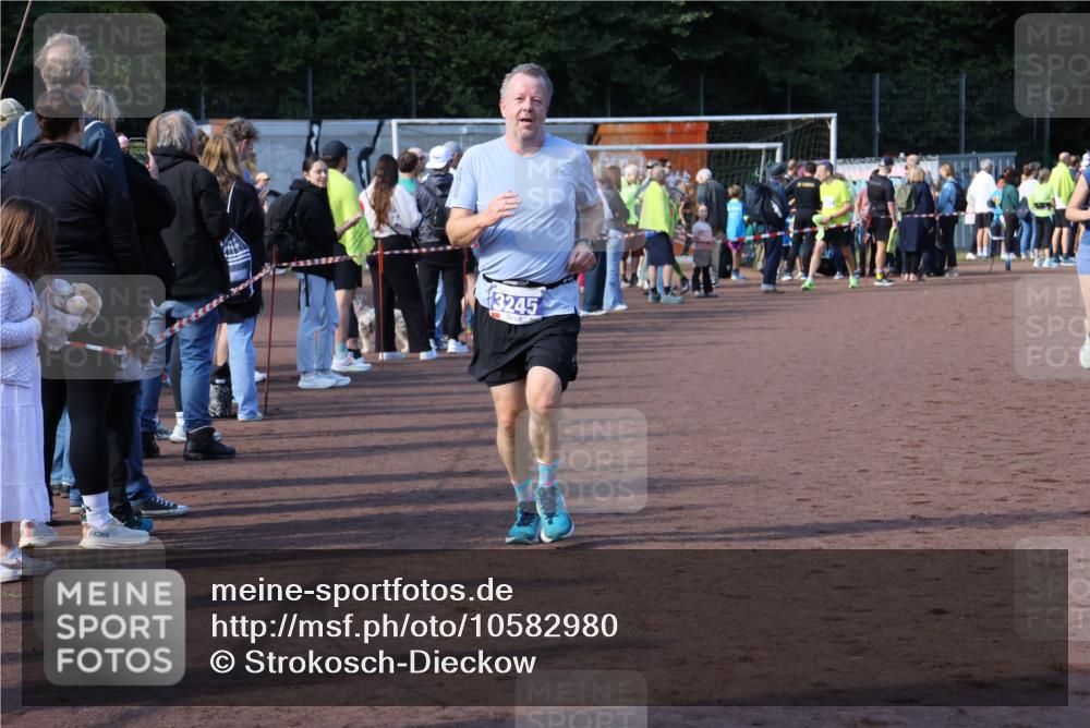 27.09.2026 - 35. Volkslauf durch das schöne Alstertal Strokosch-Dieckow http://msf.ph/oto/10582980 27.09.2026 11:31:31 Ziel 1424, 3245, 3400 meine-sportfotos.de