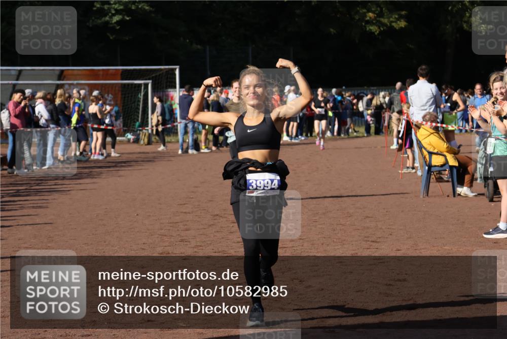 27.09.2026 - 35. Volkslauf durch das schöne Alstertal Strokosch-Dieckow http://msf.ph/oto/10582985 27.09.2026 11:27:13 Ziel 3207, 3994 meine-sportfotos.de