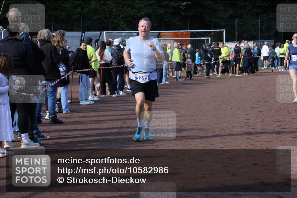 27.09.2026 - 35. Volkslauf durch das schöne Alstertal Strokosch-Dieckow http://msf.ph/oto/10582986 27.09.2026 11:31:31 Ziel 1424, 3245, 3400 meine-sportfotos.de