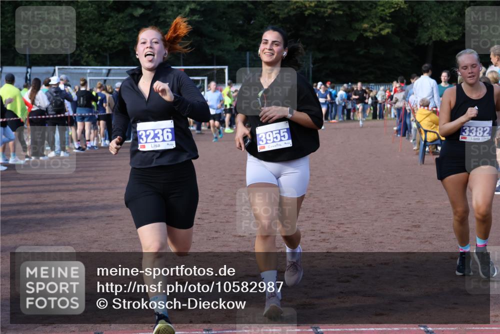 27.09.2026 - 35. Volkslauf durch das schöne Alstertal Strokosch-Dieckow http://msf.ph/oto/10582987 27.09.2026 11:31:22 Ziel 1420, 3095, 3236, 3382, 3955 meine-sportfotos.de