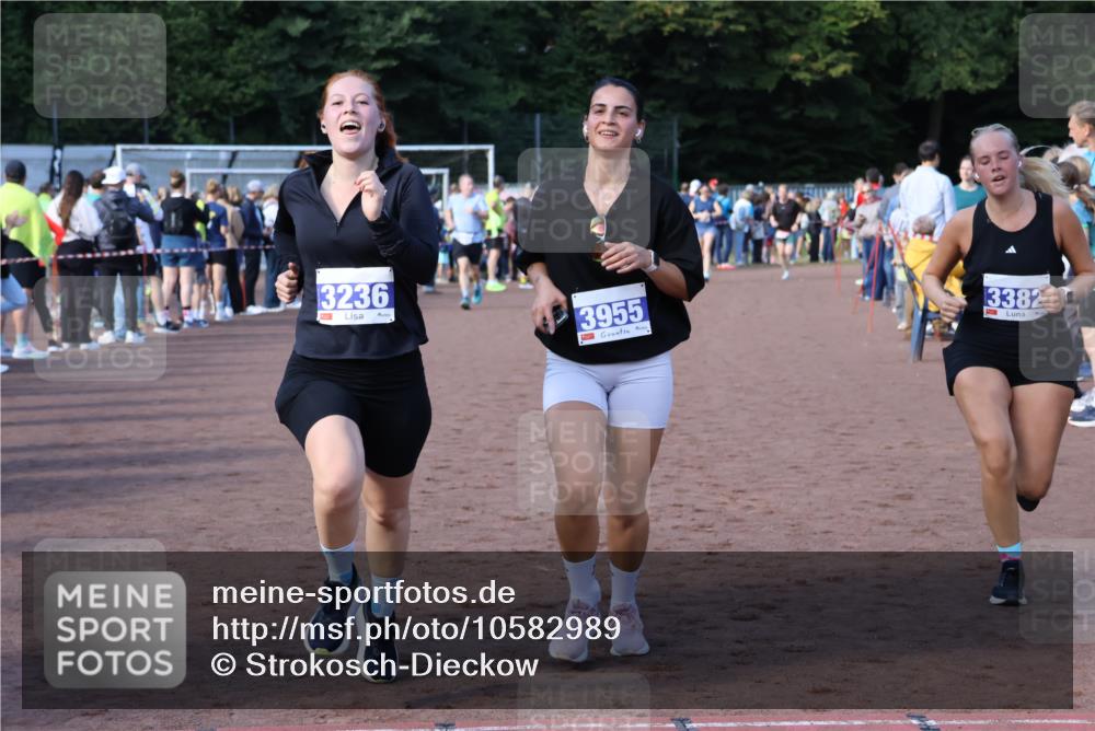 27.09.2026 - 35. Volkslauf durch das schöne Alstertal Strokosch-Dieckow http://msf.ph/oto/10582989 27.09.2026 11:31:22 Ziel 1420, 3095, 3236, 3382, 3955 meine-sportfotos.de