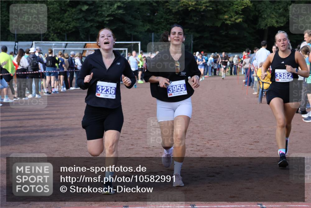 27.09.2026 - 35. Volkslauf durch das schöne Alstertal Strokosch-Dieckow http://msf.ph/oto/10582991 27.09.2026 11:31:22 Ziel 1420, 3095, 3236, 3382, 3955 meine-sportfotos.de