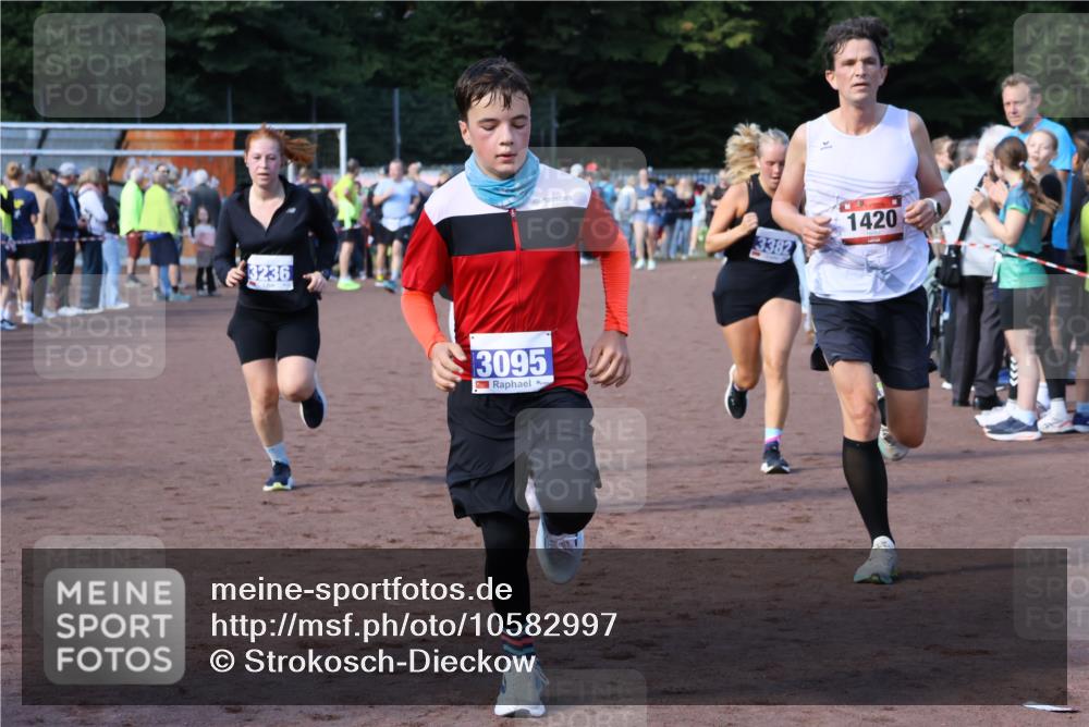27.09.2026 - 35. Volkslauf durch das schöne Alstertal Strokosch-Dieckow http://msf.ph/oto/10582997 27.09.2026 11:31:20 Ziel 1420, 3095, 3236, 3350, 3382, 3955 meine-sportfotos.de
