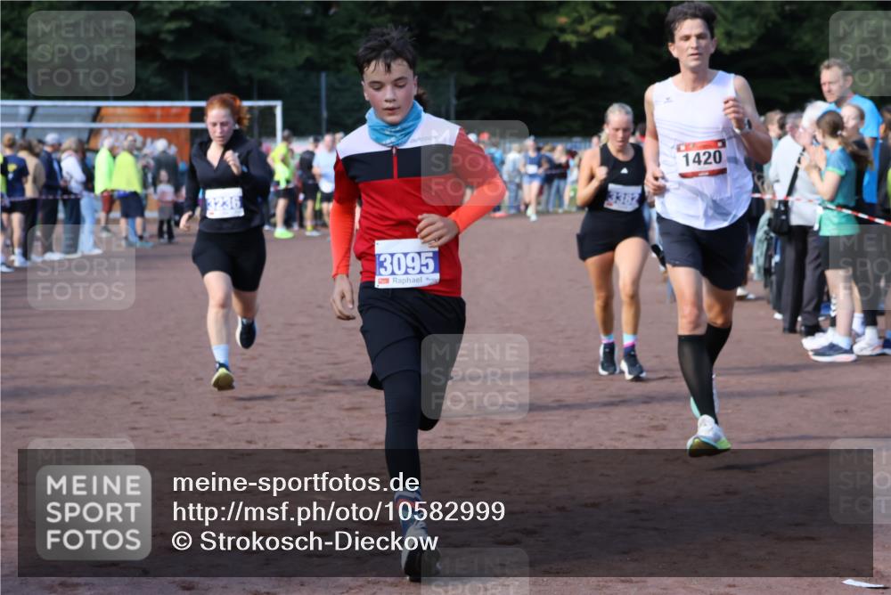 27.09.2026 - 35. Volkslauf durch das schöne Alstertal Strokosch-Dieckow http://msf.ph/oto/10582999 27.09.2026 11:31:20 Ziel 1420, 3095, 3236, 3350, 3382, 3955 meine-sportfotos.de