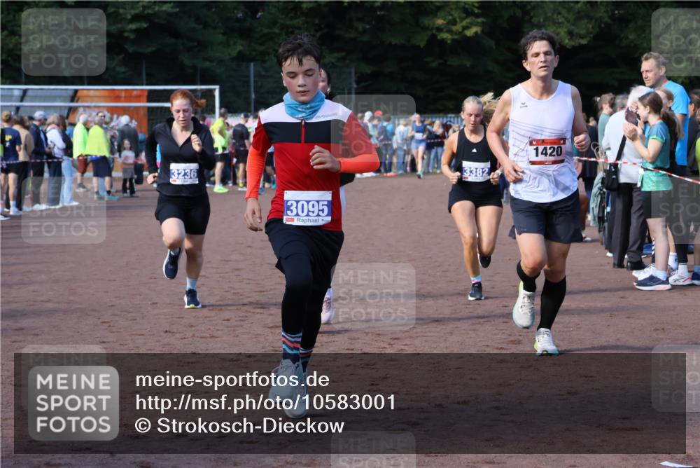 27.09.2026 - 35. Volkslauf durch das schöne Alstertal Strokosch-Dieckow http://msf.ph/oto/10583001 27.09.2026 11:31:20 Ziel 1420, 3095, 3236, 3350, 3382, 3955 meine-sportfotos.de