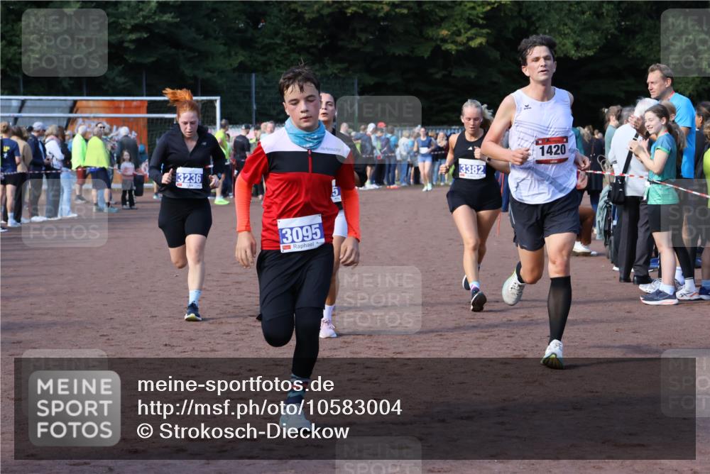 27.09.2026 - 35. Volkslauf durch das schöne Alstertal Strokosch-Dieckow http://msf.ph/oto/10583004 27.09.2026 11:31:20 Ziel 1420, 3095, 3236, 3350, 3382, 3955 meine-sportfotos.de