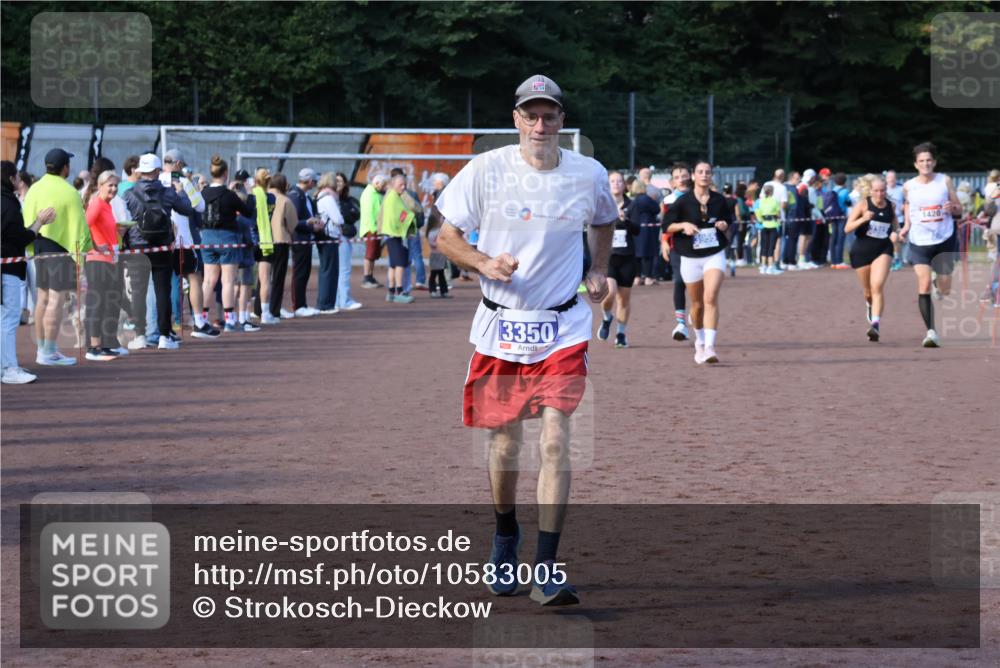27.09.2026 - 35. Volkslauf durch das schöne Alstertal Strokosch-Dieckow http://msf.ph/oto/10583005 27.09.2026 11:31:15 Ziel 1420, 3095, 3119, 3141, 3236, 3350, 3382, 3955 meine-sportfotos.de