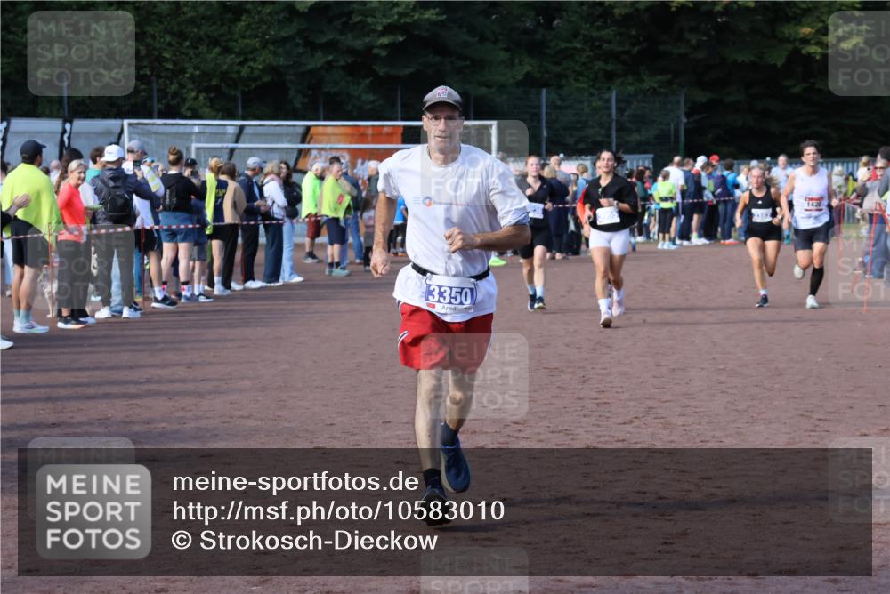 27.09.2026 - 35. Volkslauf durch das schöne Alstertal Strokosch-Dieckow http://msf.ph/oto/10583010 27.09.2026 11:31:15 Ziel 1420, 3095, 3119, 3141, 3236, 3350, 3382, 3955 meine-sportfotos.de
