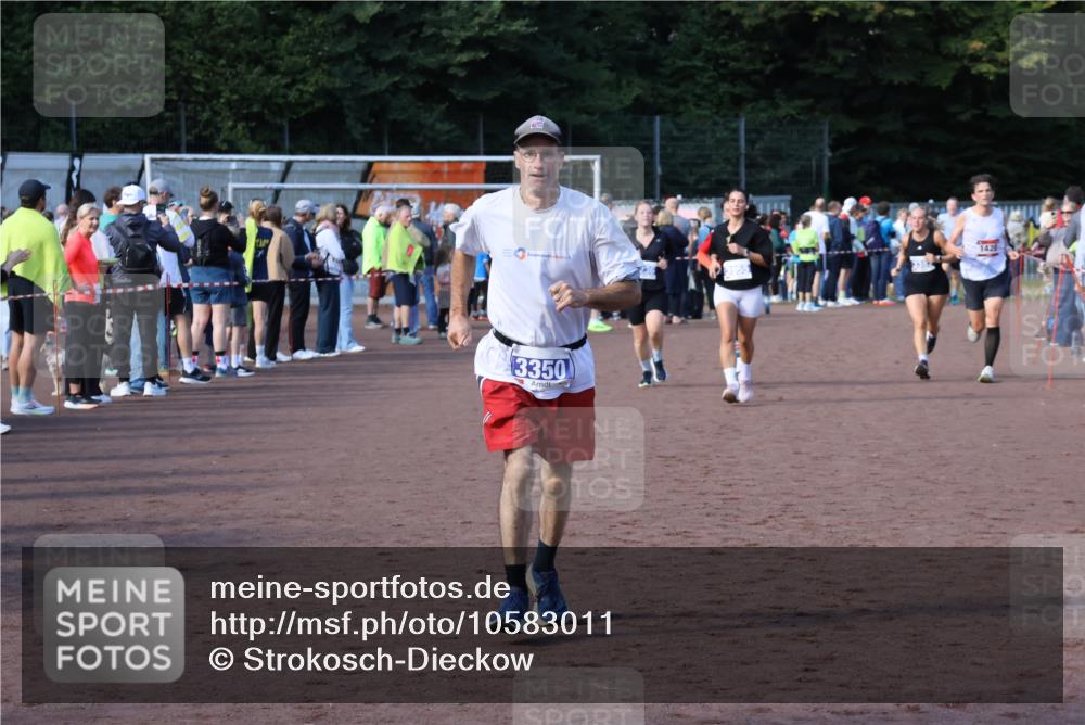 27.09.2026 - 35. Volkslauf durch das schöne Alstertal Strokosch-Dieckow http://msf.ph/oto/10583011 27.09.2026 11:31:15 Ziel 1420, 3095, 3119, 3141, 3236, 3350, 3382, 3955 meine-sportfotos.de