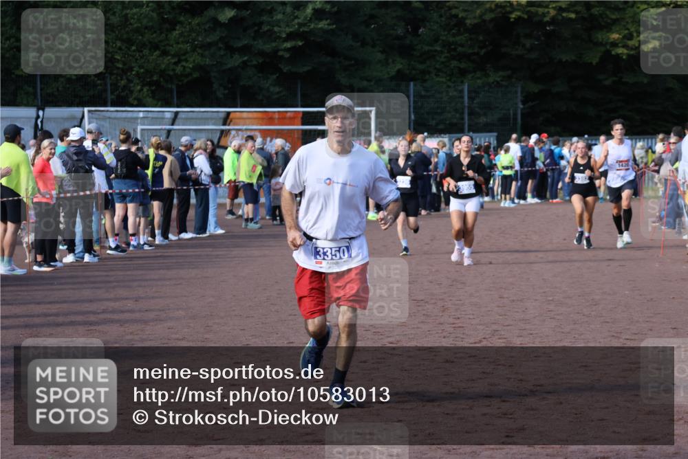 27.09.2026 - 35. Volkslauf durch das schöne Alstertal Strokosch-Dieckow http://msf.ph/oto/10583013 27.09.2026 11:31:15 Ziel 1420, 3095, 3119, 3141, 3236, 3350, 3382, 3955 meine-sportfotos.de