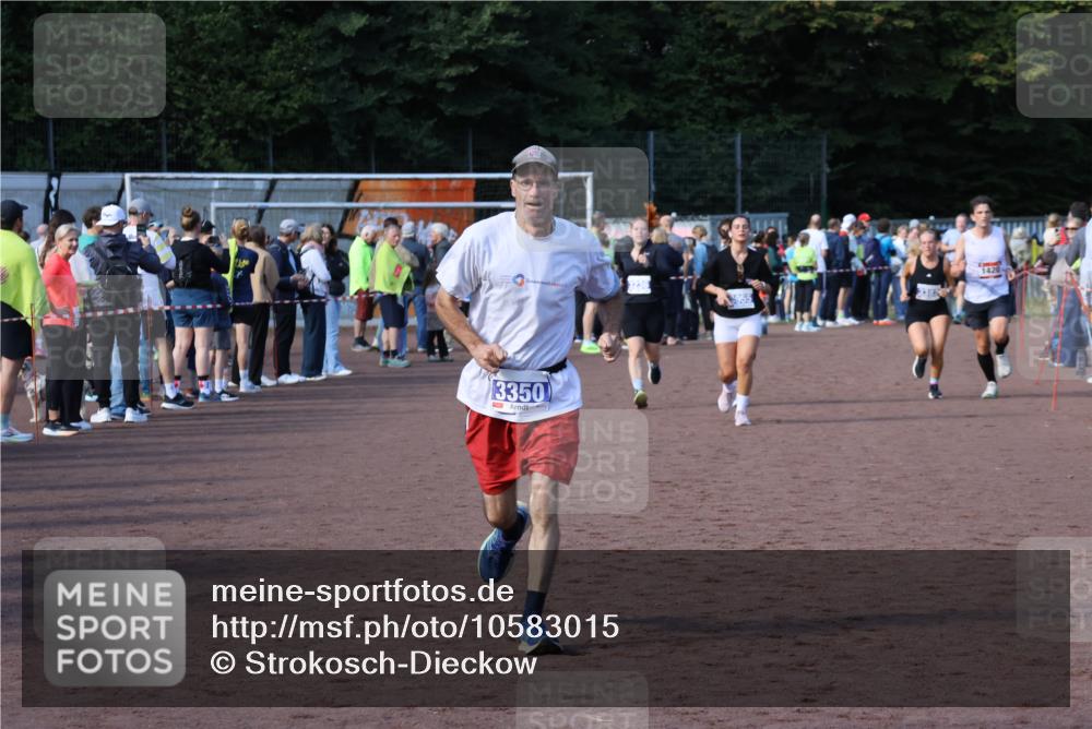 27.09.2026 - 35. Volkslauf durch das schöne Alstertal Strokosch-Dieckow http://msf.ph/oto/10583015 27.09.2026 11:31:15 Ziel 1420, 3095, 3119, 3141, 3236, 3350, 3382, 3955 meine-sportfotos.de