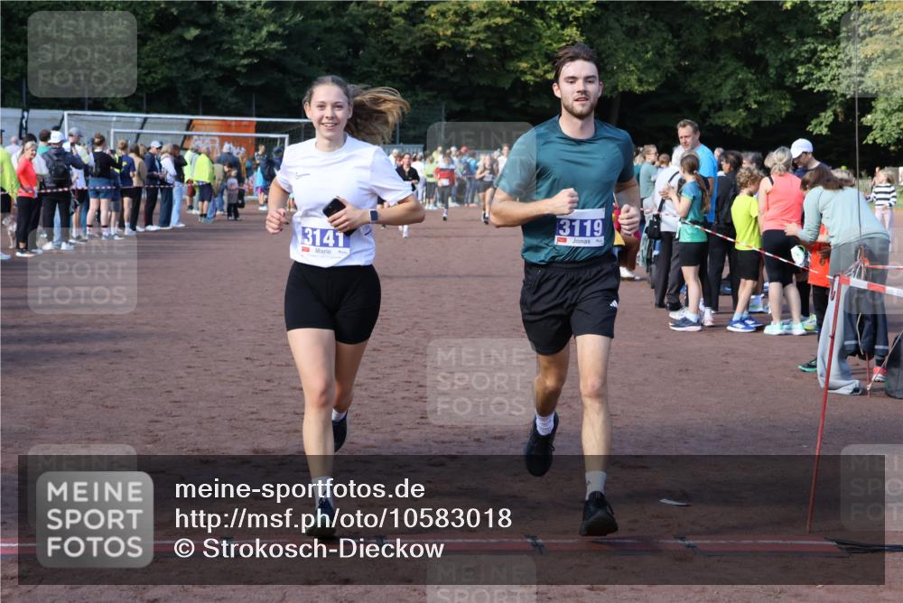 27.09.2026 - 35. Volkslauf durch das schöne Alstertal Strokosch-Dieckow http://msf.ph/oto/10583018 27.09.2026 11:31:11 Ziel 3119, 3141, 3172, 3350 meine-sportfotos.de
