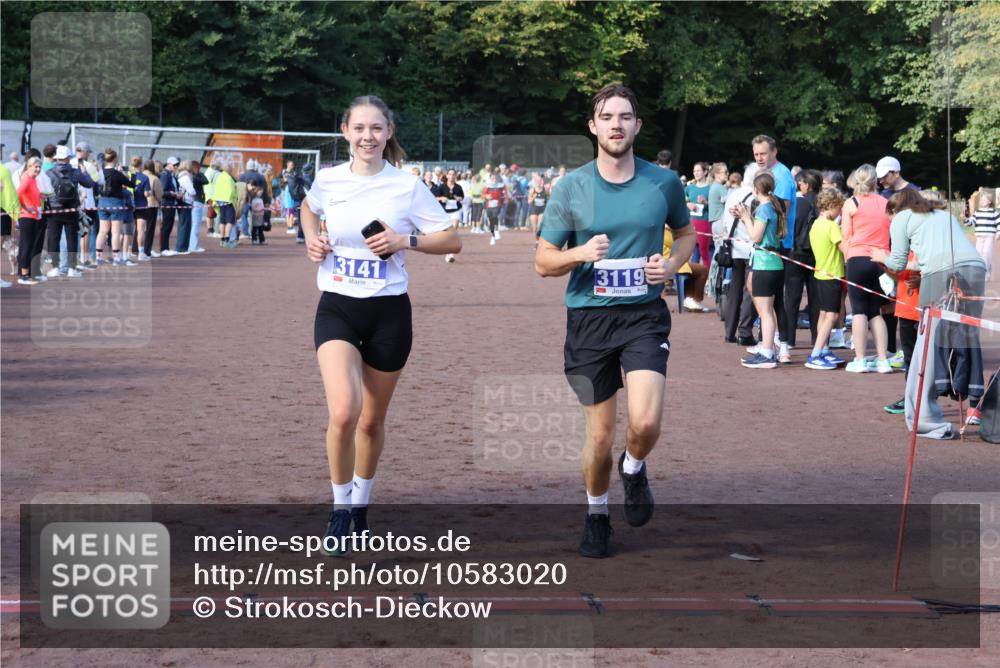 27.09.2026 - 35. Volkslauf durch das schöne Alstertal Strokosch-Dieckow http://msf.ph/oto/10583020 27.09.2026 11:31:11 Ziel 3119, 3141, 3172, 3350 meine-sportfotos.de