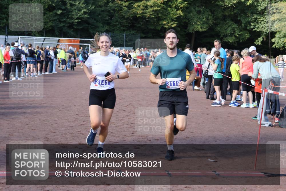 27.09.2026 - 35. Volkslauf durch das schöne Alstertal Strokosch-Dieckow http://msf.ph/oto/10583021 27.09.2026 11:31:11 Ziel 3119, 3141, 3172, 3350 meine-sportfotos.de