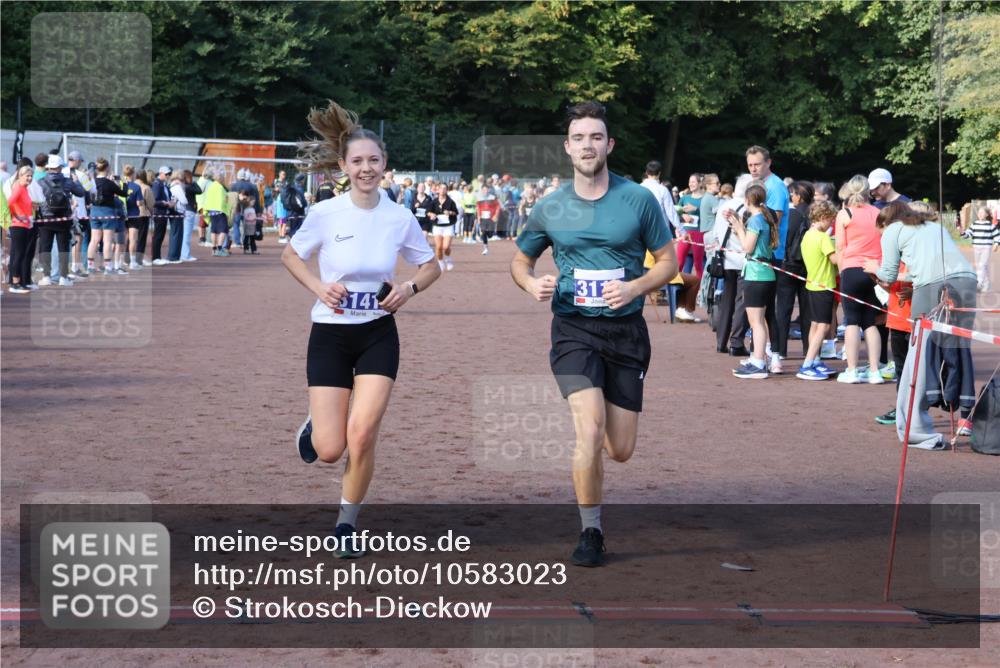 27.09.2026 - 35. Volkslauf durch das schöne Alstertal Strokosch-Dieckow http://msf.ph/oto/10583023 27.09.2026 11:31:11 Ziel 3119, 3141, 3172, 3350 meine-sportfotos.de