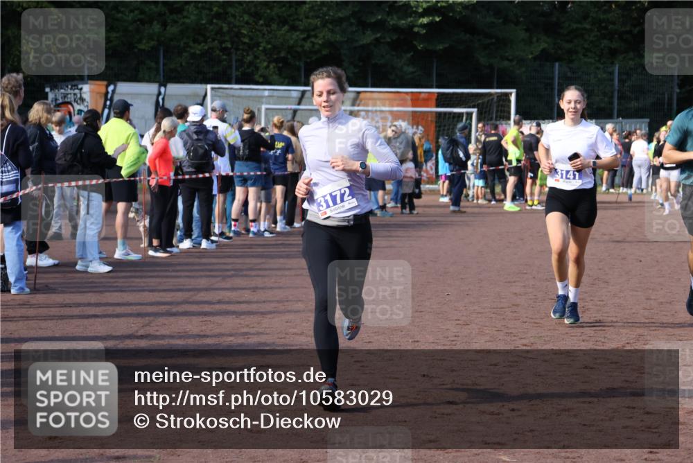 27.09.2026 - 35. Volkslauf durch das schöne Alstertal Strokosch-Dieckow http://msf.ph/oto/10583029 27.09.2026 11:31:08 Ziel 3119, 3141, 3172, 3350 meine-sportfotos.de