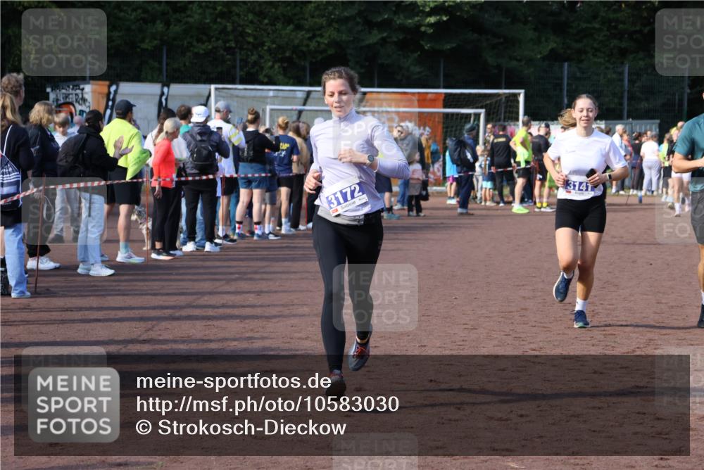 27.09.2026 - 35. Volkslauf durch das schöne Alstertal Strokosch-Dieckow http://msf.ph/oto/10583030 27.09.2026 11:31:08 Ziel 3119, 3141, 3172, 3350 meine-sportfotos.de