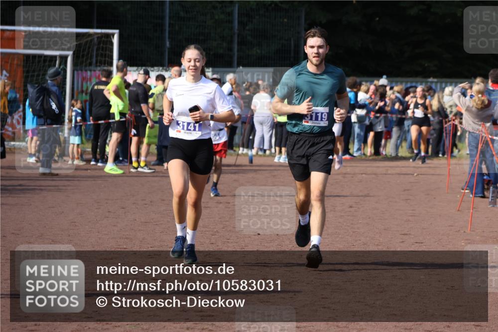 27.09.2026 - 35. Volkslauf durch das schöne Alstertal Strokosch-Dieckow http://msf.ph/oto/10583031 27.09.2026 11:31:07 Ziel 3119, 3141, 3172 meine-sportfotos.de