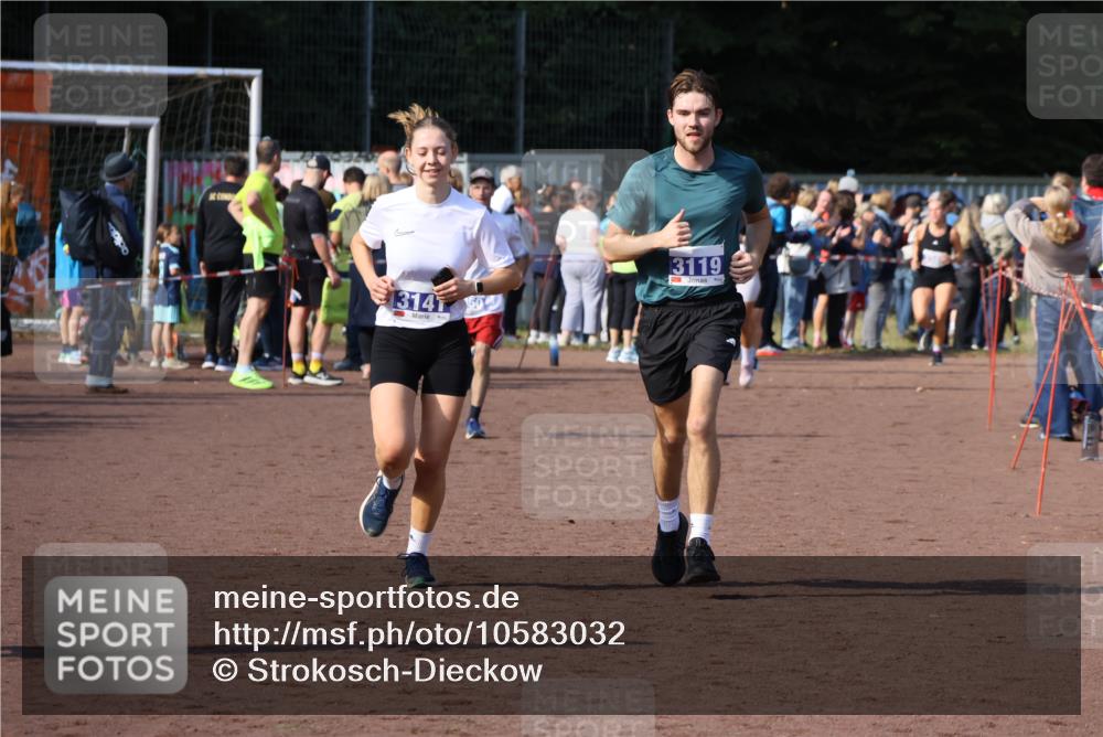 27.09.2026 - 35. Volkslauf durch das schöne Alstertal Strokosch-Dieckow http://msf.ph/oto/10583032 27.09.2026 11:31:07 Ziel 3119, 3141, 3172 meine-sportfotos.de