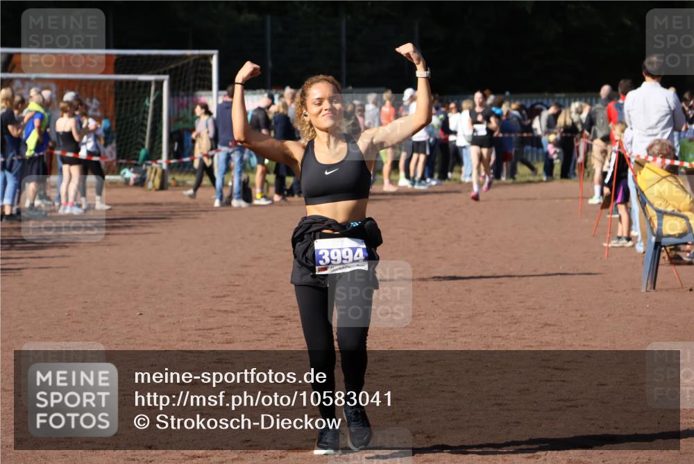 27.09.2026 - 35. Volkslauf durch das schöne Alstertal Strokosch-Dieckow http://msf.ph/oto/10583041 27.09.2026 11:27:12 Ziel 3207, 3977, 3994 meine-sportfotos.de