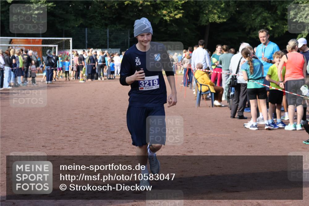 27.09.2026 - 35. Volkslauf durch das schöne Alstertal Strokosch-Dieckow http://msf.ph/oto/10583047 27.09.2026 11:30:47 Ziel 3219 meine-sportfotos.de
