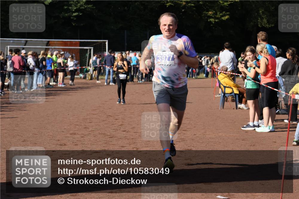 27.09.2026 - 35. Volkslauf durch das schöne Alstertal Strokosch-Dieckow http://msf.ph/oto/10583049 27.09.2026 11:27:07 Ziel 3326, 3977, 3994 meine-sportfotos.de