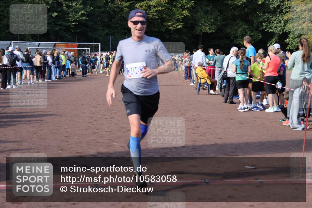 27.09.2026 - 35. Volkslauf durch das schöne Alstertal Strokosch-Dieckow http://msf.ph/oto/10583058 27.09.2026 11:30:41 Ziel 3063, 3219, 3972 meine-sportfotos.de