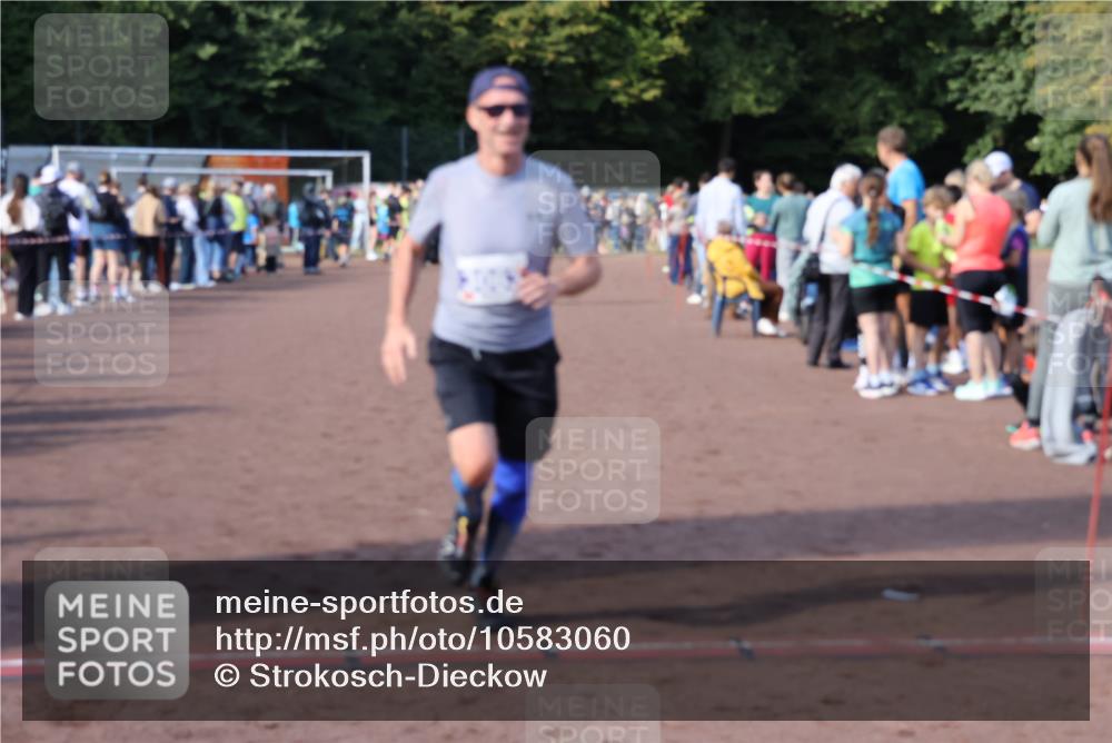 27.09.2026 - 35. Volkslauf durch das schöne Alstertal Strokosch-Dieckow http://msf.ph/oto/10583060 27.09.2026 11:30:41 Ziel 3063, 3219, 3972 meine-sportfotos.de