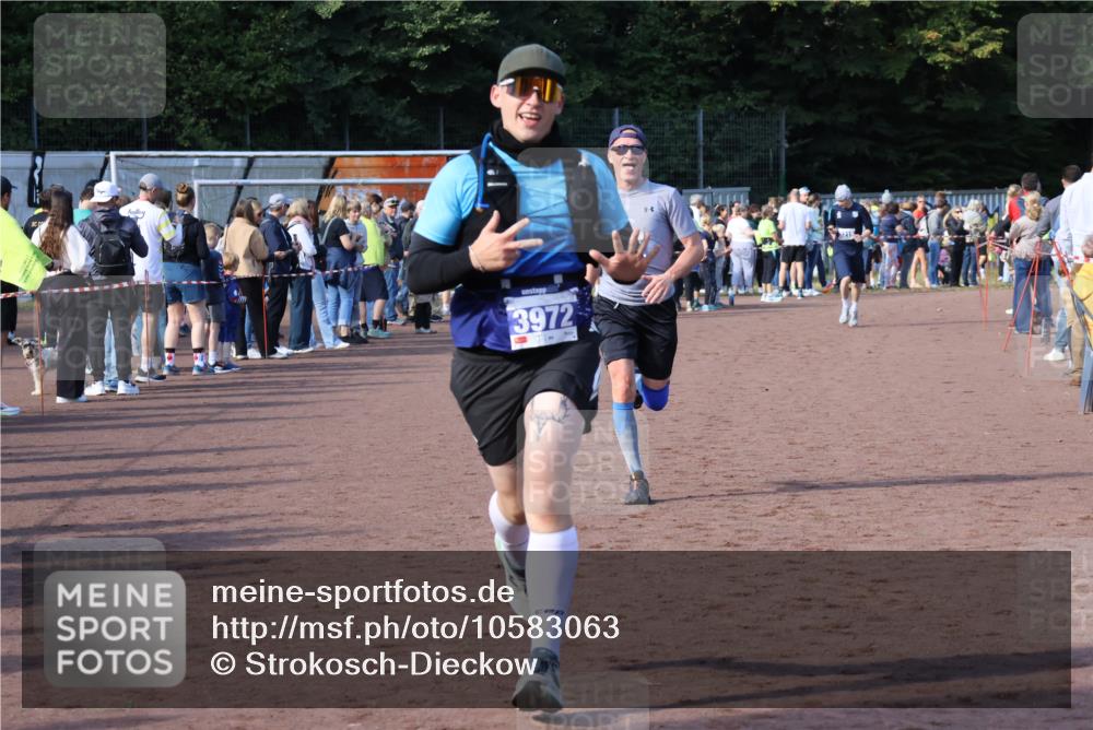 27.09.2026 - 35. Volkslauf durch das schöne Alstertal Strokosch-Dieckow http://msf.ph/oto/10583063 27.09.2026 11:30:38 Ziel 1415, 3063, 3972 meine-sportfotos.de
