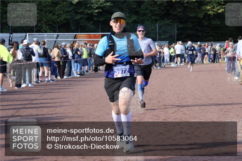 27.09.2026 - 35. Volkslauf durch das schöne Alstertal Strokosch-Dieckow http://msf.ph/oto/10583064 27.09.2026 11:30:38 Ziel 1415, 3063, 3972 meine-sportfotos.de
