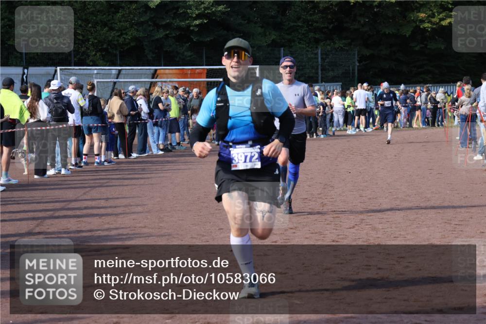 27.09.2026 - 35. Volkslauf durch das schöne Alstertal Strokosch-Dieckow http://msf.ph/oto/10583066 27.09.2026 11:30:38 Ziel 1415, 3063, 3972 meine-sportfotos.de