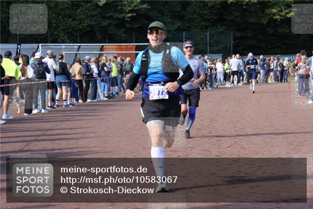 27.09.2026 - 35. Volkslauf durch das schöne Alstertal Strokosch-Dieckow http://msf.ph/oto/10583067 27.09.2026 11:30:38 Ziel 1415, 3063, 3972 meine-sportfotos.de