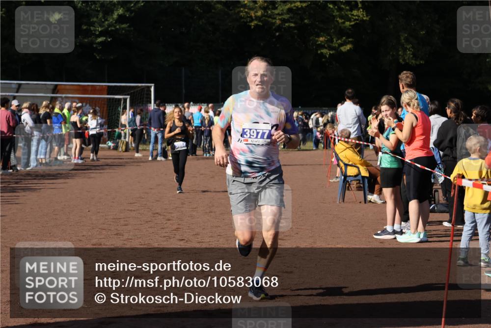27.09.2026 - 35. Volkslauf durch das schöne Alstertal Strokosch-Dieckow http://msf.ph/oto/10583068 27.09.2026 11:27:07 Ziel 3326, 3977, 3994 meine-sportfotos.de