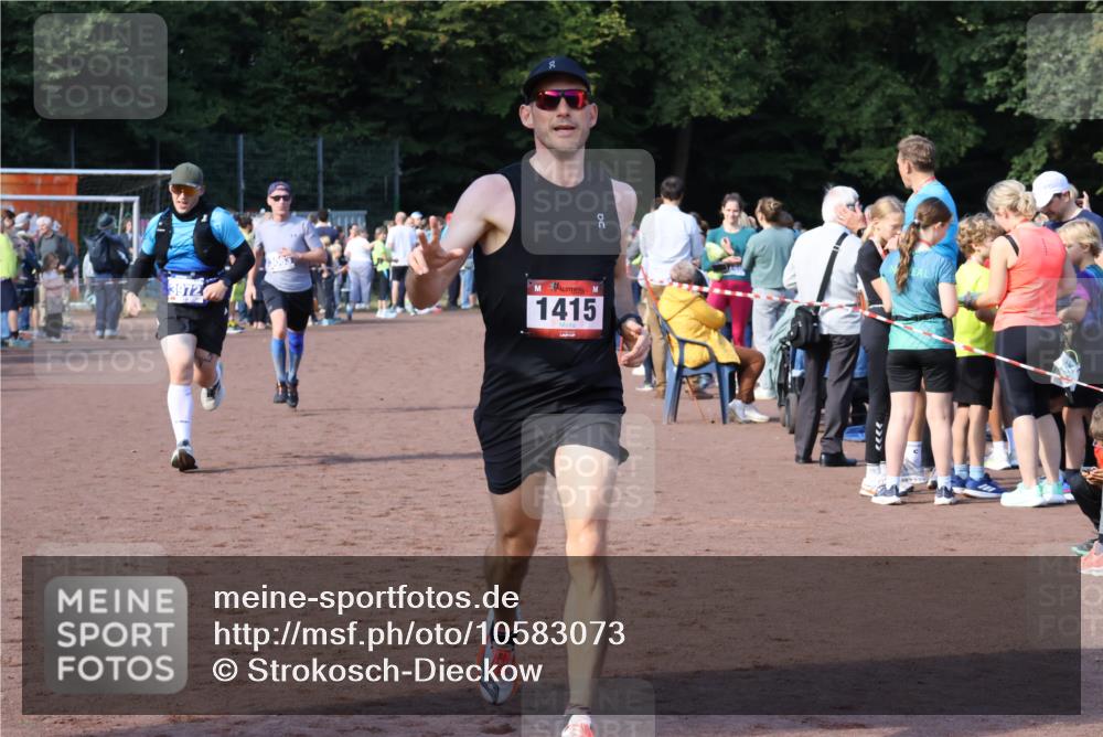 27.09.2026 - 35. Volkslauf durch das schöne Alstertal Strokosch-Dieckow http://msf.ph/oto/10583073 27.09.2026 11:30:36 Ziel 1415, 3063, 3972 meine-sportfotos.de