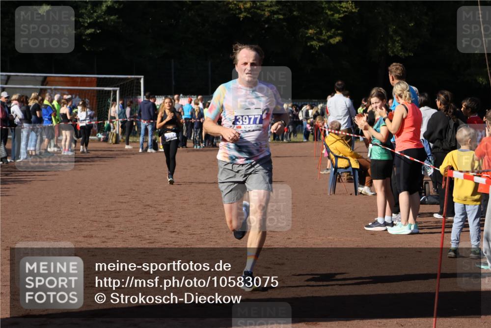 27.09.2026 - 35. Volkslauf durch das schöne Alstertal Strokosch-Dieckow http://msf.ph/oto/10583075 27.09.2026 11:27:07 Ziel 3326, 3977, 3994 meine-sportfotos.de