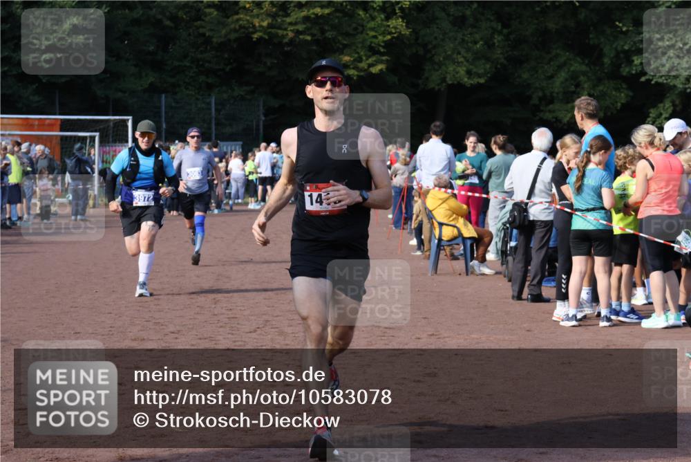 27.09.2026 - 35. Volkslauf durch das schöne Alstertal Strokosch-Dieckow http://msf.ph/oto/10583078 27.09.2026 11:30:36 Ziel 1415, 3063, 3972 meine-sportfotos.de