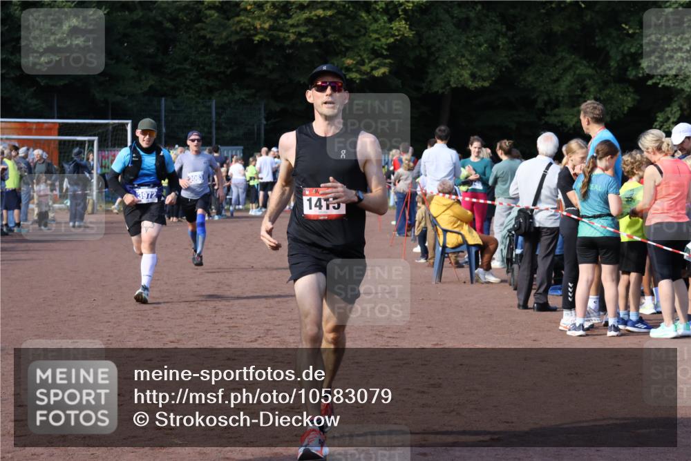 27.09.2026 - 35. Volkslauf durch das schöne Alstertal Strokosch-Dieckow http://msf.ph/oto/10583079 27.09.2026 11:30:36 Ziel 1415, 3063, 3972 meine-sportfotos.de