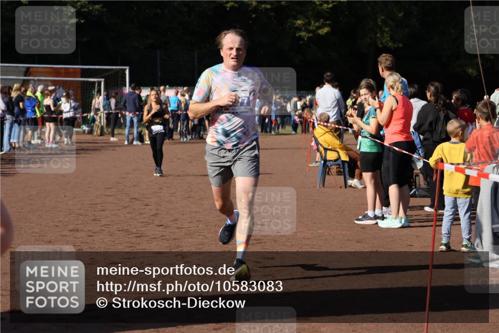 27.09.2026 - 35. Volkslauf durch das schöne Alstertal Strokosch-Dieckow http://msf.ph/oto/10583083 27.09.2026 11:27:07 Ziel 3326, 3977, 3994 meine-sportfotos.de