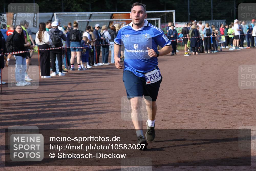 27.09.2026 - 35. Volkslauf durch das schöne Alstertal Strokosch-Dieckow http://msf.ph/oto/10583097 27.09.2026 11:30:10 Ziel 1414, 3329, 3347 meine-sportfotos.de