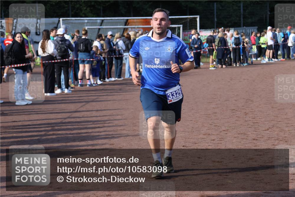 27.09.2026 - 35. Volkslauf durch das schöne Alstertal Strokosch-Dieckow http://msf.ph/oto/10583098 27.09.2026 11:30:10 Ziel 1414, 3329, 3347 meine-sportfotos.de