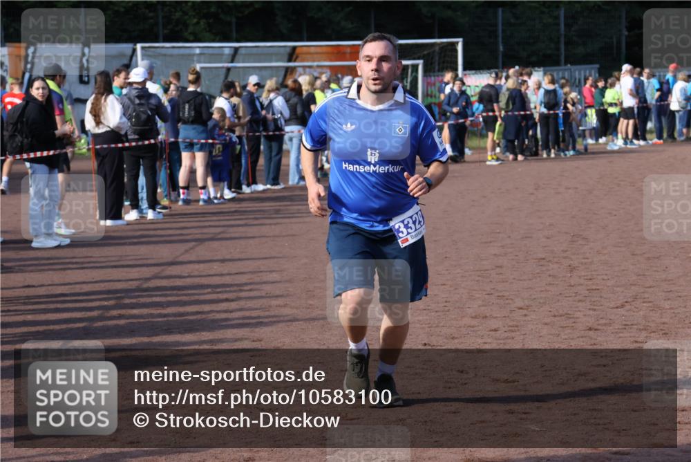 27.09.2026 - 35. Volkslauf durch das schöne Alstertal Strokosch-Dieckow http://msf.ph/oto/10583100 27.09.2026 11:30:10 Ziel 1414, 3329, 3347 meine-sportfotos.de