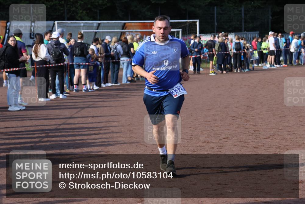 27.09.2026 - 35. Volkslauf durch das schöne Alstertal Strokosch-Dieckow http://msf.ph/oto/10583104 27.09.2026 11:30:10 Ziel 1414, 3329, 3347 meine-sportfotos.de