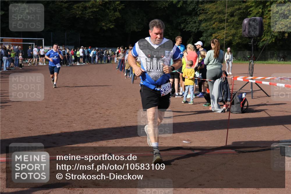 27.09.2026 - 35. Volkslauf durch das schöne Alstertal Strokosch-Dieckow http://msf.ph/oto/10583109 27.09.2026 11:30:06 Ziel 1414, 3142, 3329, 3347 meine-sportfotos.de