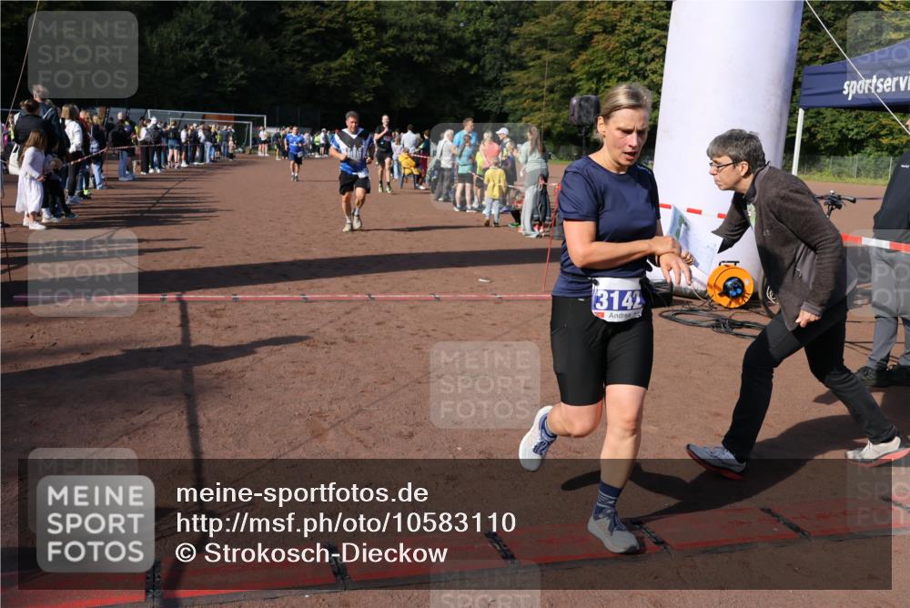 27.09.2026 - 35. Volkslauf durch das schöne Alstertal Strokosch-Dieckow http://msf.ph/oto/10583110 27.09.2026 11:30:04 Ziel 1414, 3142, 3329, 3347, 3395 meine-sportfotos.de