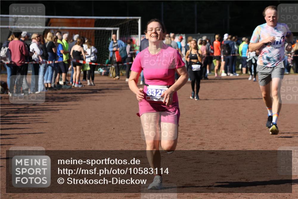 27.09.2026 - 35. Volkslauf durch das schöne Alstertal Strokosch-Dieckow http://msf.ph/oto/10583114 27.09.2026 11:27:05 Ziel 3326, 3977 meine-sportfotos.de
